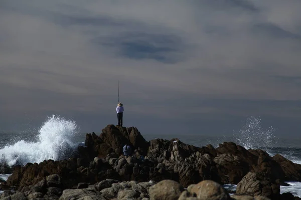 바다가 거칠고 파도가 절벽의 가장자리에서 고기잡이를 남자가 캘리포니아의 해안선이다 바위에 — 스톡 사진