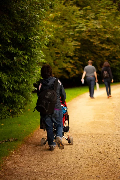 Een Jonge Vrouw Met Een Regenjas Wandelschoenen Een Rugzak Loopt — Stockfoto