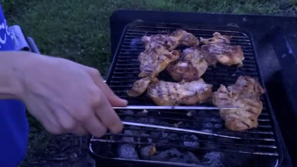在户外野餐地点 用木炭烤架慢慢烤腌制鸡腿的特写镜头 用一根皮带把它们隔开 以便均匀地烹调 — 图库视频影像