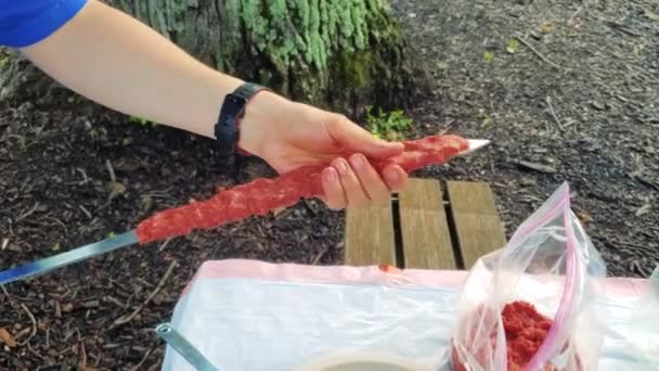 Uno Chef Kebab Sta Attaccando Kebab Crudo Spiedini Piatti Renderli — Video Stock