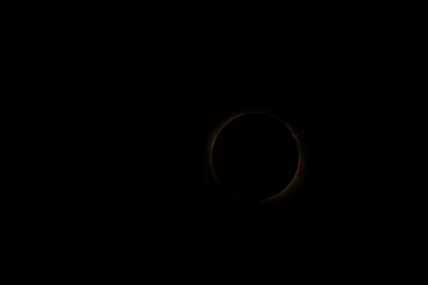 望遠レンズで撮影された皆既日食の画像 皆既日食の周りには 巨大な太陽フレアやコロナからの光の縁が見えます 画像は2017年の日食時にサウスカロライナ州で撮影されたものです — ストック写真