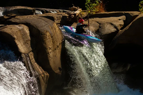 Ohiopyle Falls Usa 2017 Ένα Καγιάκ Φορώντας Ένα Κόκκινο Κράνος — Φωτογραφία Αρχείου