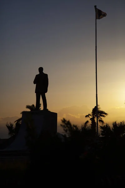 Imagem Mostra Silhueta Monumento Mustafa Kemal Ataturk Alto Poste Bandeira — Fotografia de Stock