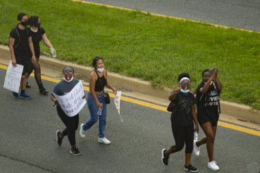 Maryland / USA 07 / 04 / 2020: 4 Temmuz 'da gerçekleşen barışçıl bir Siyahi Yaşamı Önemli Gösterisi. Amerika 'da ırkçılığı protesto etmek için her ırktan genç erkek ve kadın maskeli ve afişlerle yürüdü.