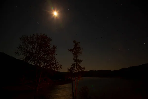 Una Imagen Larga Exposición Tomada Lago Tygart Medianoche Luz Luna — Foto de Stock