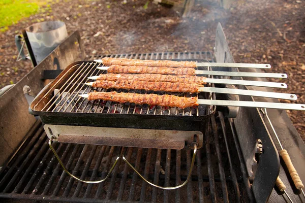 Imagen Cercana Adana Kebabs Parrilla Una Parrilla Carbón Plegable Exterior —  Fotos de Stock