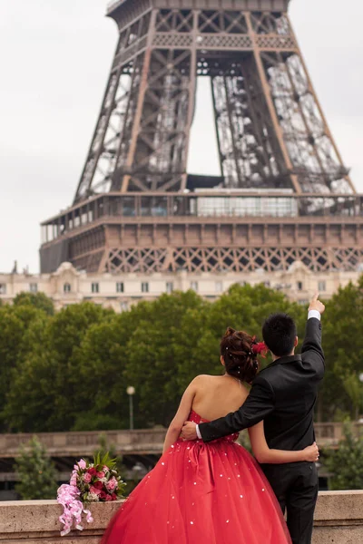 Bientôt Marié Jeune Couple Pose Devant Tour Eiffel Emblématique Pour — Photo