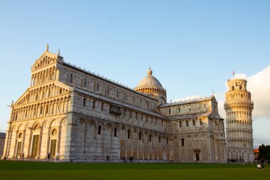 Pisa, İtalya 'daki tarihi kompleksin manzarası. Duomo, katedral, vaftizin yanı sıra kamuflaj, eğimli Pisa kulesi. Bu görüntü 2010 dengeleme çalışmaları sırasında çekildi.