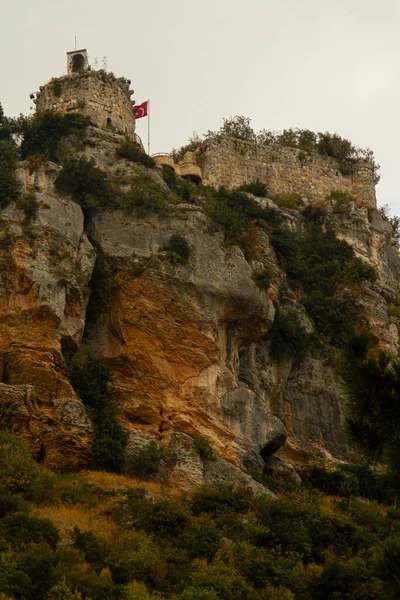 Bild Des Symbolträchtigen Schlosses Von Gozne Auf Steilen Klippen Die — Stockfoto