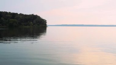 Potomac nehrindeki Mallows körfezini gösteren panoramik görüntüler. Burası batı yarımküredeki en büyük gemi mezarlığı. Videoda sakin nehir suyu, bitki örtüsü, orman ve bir gemi enkazı yer alıyor.