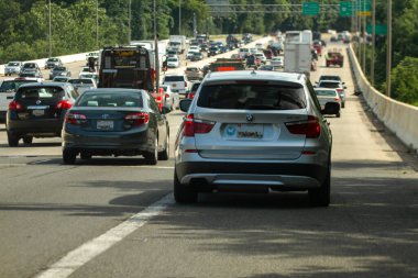 Maryland, ABD 07 / 17 / 2020: American Legion Memorial Köprüsü üzerinden 95 numaralı otoyolda yoğun trafik. Tecritin sona ermesiyle Washington 'a trafik sıkışıklığı geri geliyor.