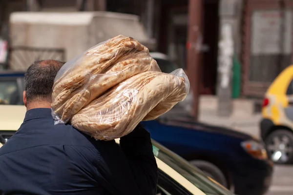 Сирийский Пекарь Несет Свежеприготовленный Традиционный Плоский Хлеб Улице Хлеб Упакован — стоковое фото