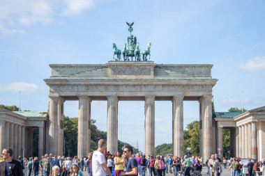 Berlin, Almanya 09 / 15 / 2009: Brandenburg Kapısı manzarası, Berlin 'in ikonik bir sembolü ve popüler bir turizm beldesi. Altı sütunun üzerine dört atlı bir at arabası dikilmiş bir anıttır..