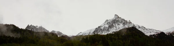 モンブラン山 アルプスの中で最も高い山でのパノラマの表情 画像はフランスとイタリアを結ぶモンブラントンネルのフランス側で撮影されました — ストック写真