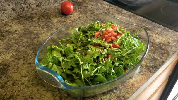 Închideți Imaginile Unei Salate Verzi Vegane Sănătoase Într Castron Sticlă — Videoclip de stoc