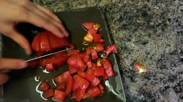 여성이 카운터 접시에 토마토를 장면이 토마토를 날카로운 사용하여 입방체 로복을 — 비디오
