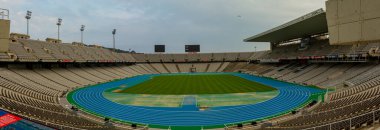 Barcelona, İspanya 05 / 02 / 2010: 1992 Barcelona Yaz Olimpiyat Oyunları sırasında kullanılan Estadi Olimpic Lluis Companys 'ın Panorama' sı. Resim, şeritleri ve alanı olan mavi parçayı özelleştirir