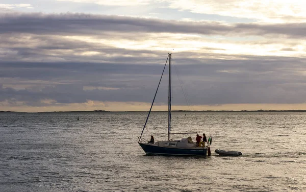 Anglesey Wales 2012 Small Boat Three Passengers Sailing Coast Wales — Stock Photo, Image