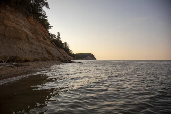 Calvert Cliffs Eyalet Parkı 'ndan alınan ünlü Calvert Cliffs' in manzara görüntüsü. Görüntü, tepesinde orman olan sarp kayalıkları gösteriyor.  