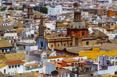 Giralda kulesinden alınan Sevilla 'nın tarihi bölgesinin havadan görüntüsü. Görüntü, klasik binaların çatısı ve dekoratif kubbeli kilise Iglesia de Santa Cruz 'a ait.