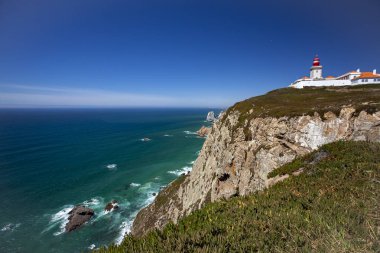 Avrupa kıtasının en batı noktasını gösteren meşhur Cabo da Roca Burnu (Cape Roca) geniş açılı görüntüsü. Fotoğrafta dik uçurumlar, granit kayalar, bir uçurum feneri yer alıyor..