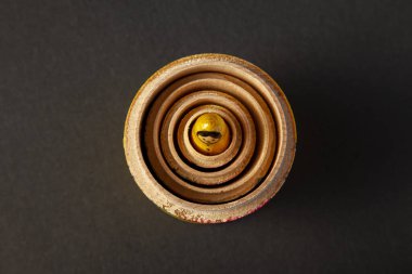 Birbirinin içinde oyuncak bebekler olan Rus Matruşka bebeklerinin soyut bir kesitsel görüntüsü. Üst yarımlar çıkartılır ve alt kısımlar en küçüklerden en büyüğe eş merkezli olarak yerleştirilir.