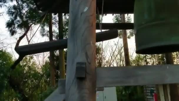 Stor Mässingsklocka Hänger Vertikalt Trädgården Till Shinto Helgedom Japan Klockan — Stockvideo