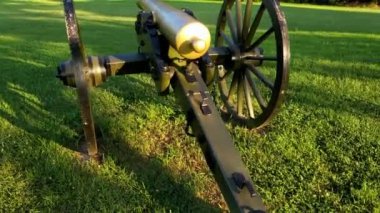 1864 'te sendika ve müttefik ordularının savaştığı Monocacy Savaş Alanındaki 12 pounder savaş topunun videosunu kapatın. Bu bronz topçuların izole edilmiş bir videosu..