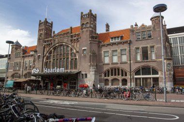 Haarlem, Hollanda, 05 / 16 / 2010: Tarihi Haarlem tren istasyonunun dış görünümü. Bu tuğla binanın önünde bisikletler sokağın iki tarafındaki parmaklıklara kilitlenmiş..