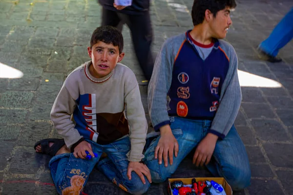 Damasco Síria 2010 Adolescente Está Sentado Joelhos Chão Rua Paralelepípedos — Fotografia de Stock