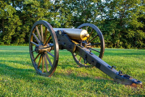 メリーランド州 アメリカ2020年8月5日 南北戦争時代の青銅のイメージを閉じる1864年に連合軍と連合軍が戦ったモノカシー戦場にあるハウザーM1841 12ポンド野砲 — ストック写真
