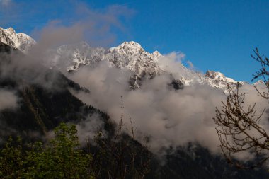 Mont Blanc Dağı, Alplerdeki en yüksek dağ. Görüntü, Fransa 'yı İtalya' ya bağlayan Mont Blanc tünelinin Fransız tarafında ele geçirildi..