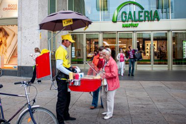 Berlin, Almanya 09 / 14 / 2010: Berlin 'de yürüyen bir sosisli sandviç standı. Bir sokak yemeği satıcısının içinde sosisli tepsisi, ısıtıcı ünitesi ve şemsiye içeren geçici bir özel tasarım kostümü vardır..