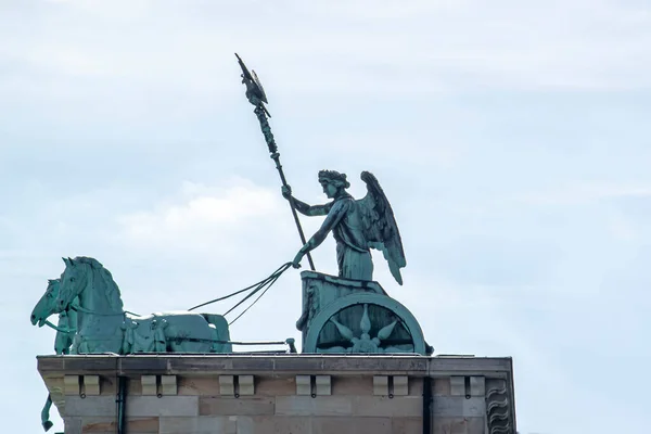 Uma Vista Perto Quadriga Que Fica Topo Icônico Portão Brandemburgo — Fotografia de Stock