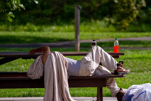 Бездомный Кавказский Мужчина Спит Столе Пикника Затененном Районе Парка Покрывает — стоковое фото