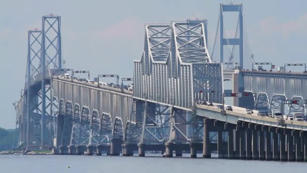 Sıcak Bir Günde Chesapeake Bay Köprüsü Ndeki Yoğun Trafiği Gösteren — Stok video