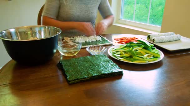 Une Femme Chef Fait Des California Rolls Partir Ingrédients Base — Video