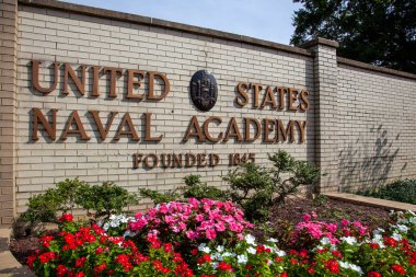 Annapolis, MD 08 / 21 / 2020: Annapolis 'teki Deniz Harp Akademisi' nin dış görünümü, MD. Görüntü, USNA mührü ve ABD Donanma Akademisi 'nin 1845' te kurulduğunu gösteriyor.. 