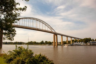 Chesapeake City 'deki Back Creek bölgesindeki Chesapeake ve Delaware Kanalı' nın (C ve D kanalı) geniş açılı görüntüsü. Kanalda eski bir metal kemerli köprü var..