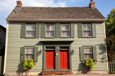Chesapeake City, MD, ABD, 08 / 26 / 2020: İyi korunmuş bir iç savaş dönemi geleneksel Amerikan evinin dış görünüşü. Bu iki katlı tek kişilik aile evi tarihi bölgede yer almaktadır. 