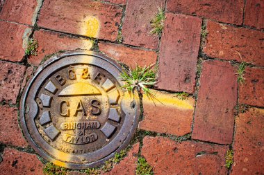 Annapolis, MD 08 / 21 / 2020: Baltimore Gaz ve Elektrik Şirketi 'ne ait rögar kapağının resmi. Ağır metal kapağı kaldırımdaki bir yeraltı gaz boru hattının üstünde.