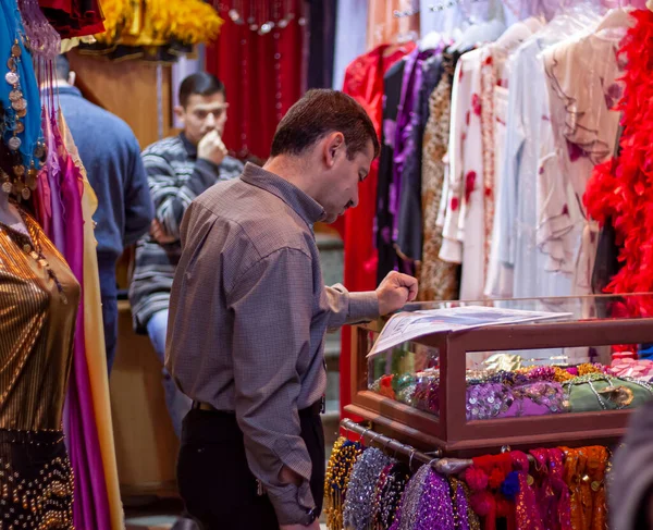 2010年3月28日 叙利亚大马士革 Hamidiyah Souq的一名店主站在他的精品店门口看报纸 他有传统的五颜六色的长裙和展览 — 图库照片