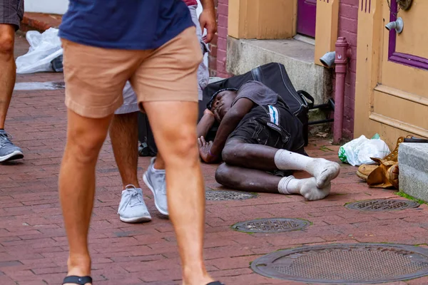 Annapolis 2020 Homeless African American Man Sleeping Cobblestone Trowalk His — стоковое фото