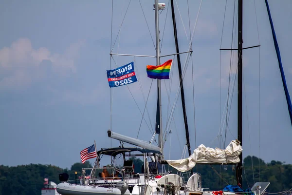 Annapolis 2020 Image Boat Annapolis Marina Lgbt Rainbow Flag Biden — стоковое фото