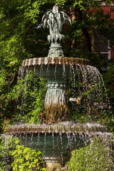 Ein Dekorativer Brunnen Aus Messing Form Von Blättern Und Pflanzen — Stockfoto