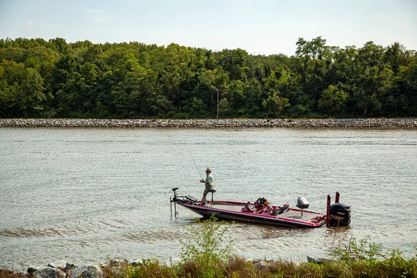 Chesapeake City Eua 2020 Casal Idosos Visto Barco Pesca Vermelho — Fotografia de Stock