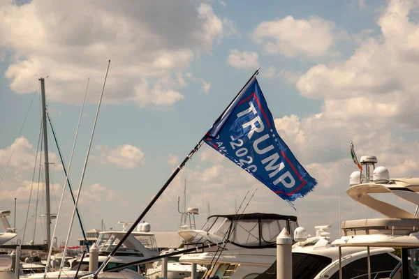 Stensville, MD, ABD 08 / 18 / 2020: Bir teknenin arkasında bayrak direğinde dalgalanan Trump 2020 bayrağı. 