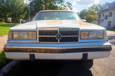 Chestertown, MD, USA 08 / 30 / 2020: Çok eski, paslı bir Dodge Dynasty 'nin ön görüntüsü. Ön paneldeki boya ve aşınma paslanmış ve parçalanmış..