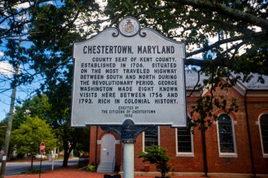 Chestertown, MD, USA 08 / 30 / 2020: Tarihi Chestertown 'un şehir merkezinde klasik bir tabela. Levhada kasabanın tarihi hakkında George Washington 'a atıfta bulunularak bilgi veriliyor..