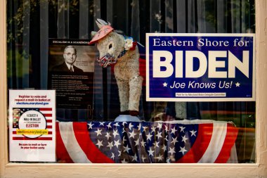 Chestertown, MD, USA 08 / 30 / 2020: Demokrat Parti kampanya ofisinin Joe Biden 'ı ABD' nin yeni başkanı olarak tanıtmak için bayrakları ve illüstrasyonları olan vitrinleri. Sloganları 